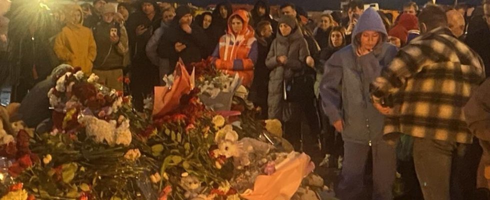 uninterrupted parade of Muscovites to pay tribute to the victims