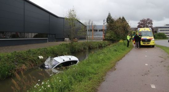 112 blog Car ends up in ditch in Maarssen