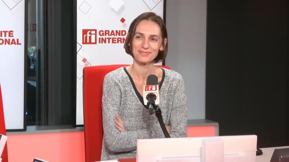 Katia Roux at RFI microphone, April 26, 2024.