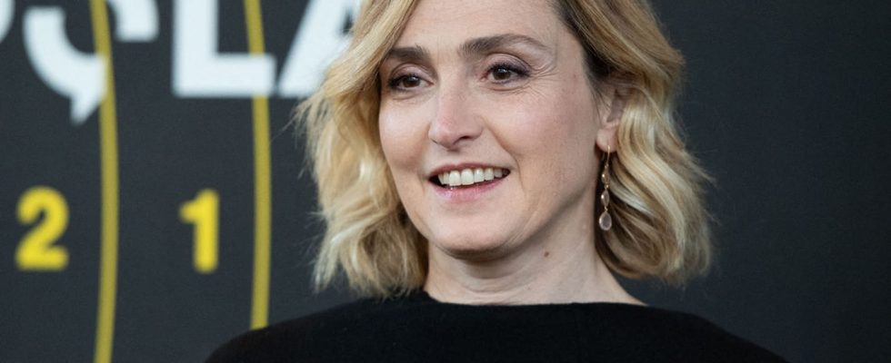 At 51 Julie Gayet looks 10 years younger thanks to