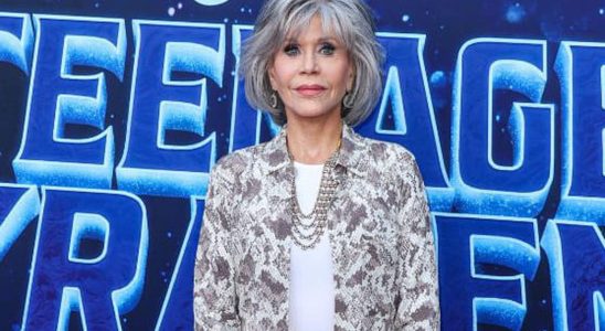 At 86 Jane Fonda uses this beauty accessory to open