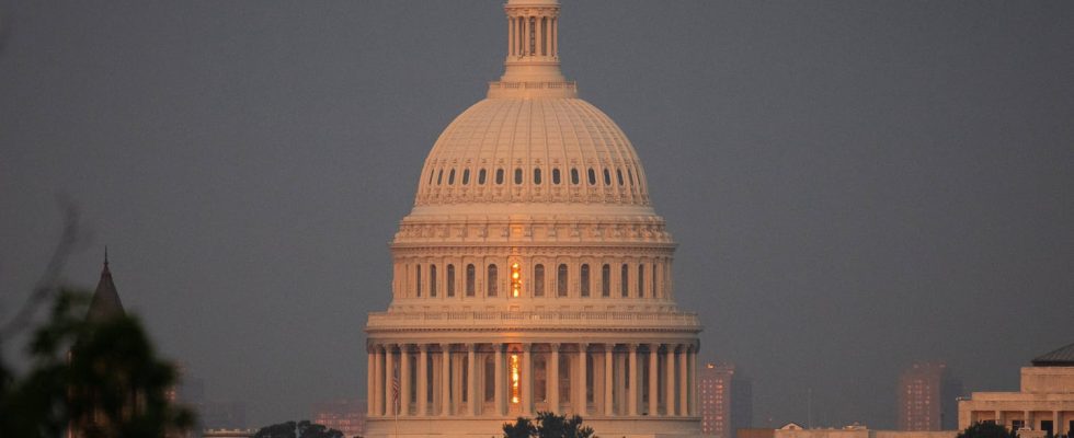 Congress votes to resume aid to Ukraine