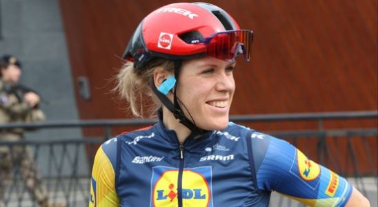 Cyclist Van Dijk to hospital after fall in Vuelta team