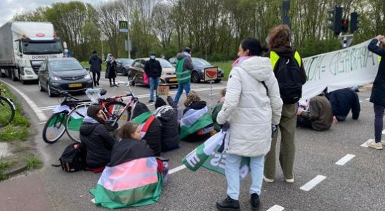 Demonstration at Utrecht ring road exit A27 closed