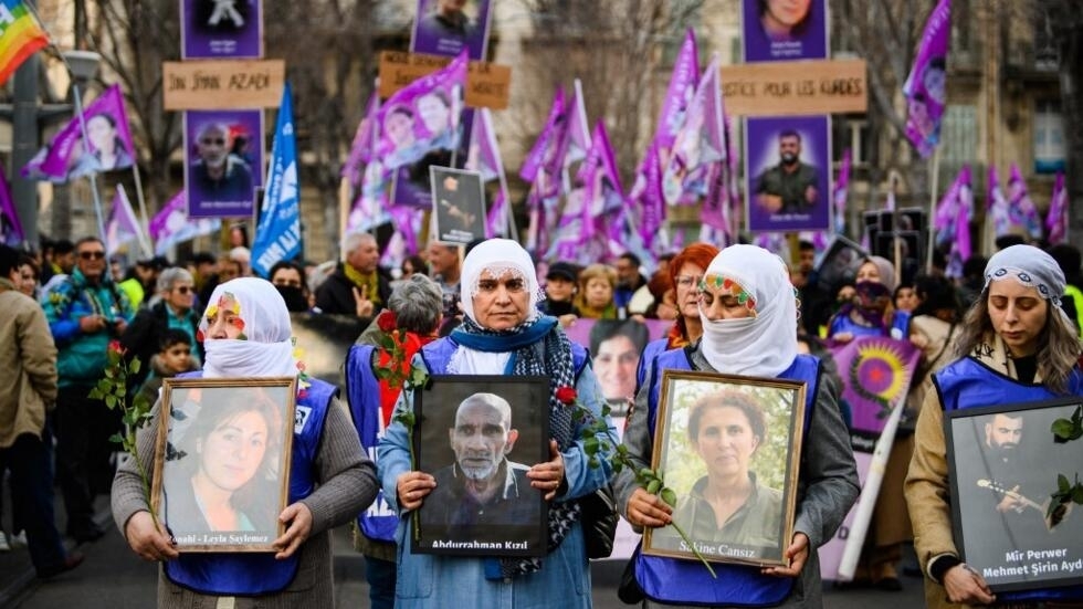Kurdish demonstrators hold up portraits of activists killed in 2013 and victims of the attack of December 23, 2022 in Paris, January 7, 2023 (illustrative photo).