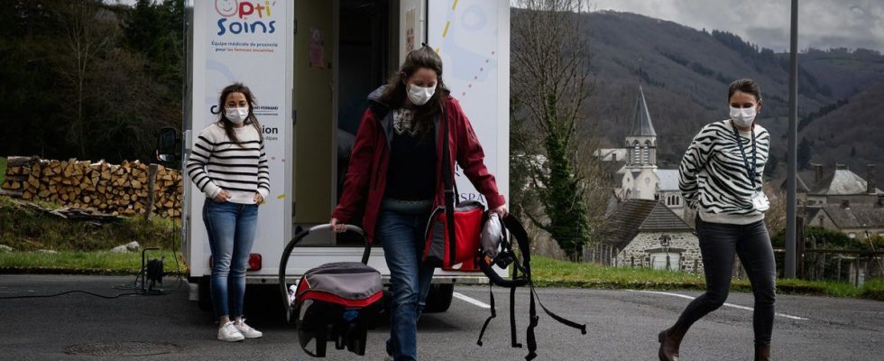 In the Auvergne countryside a medical truck meets pregnant women