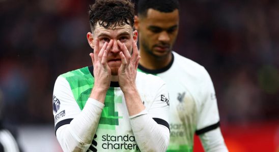 Liverpool stalls at Manchester United and leaves the championship lead