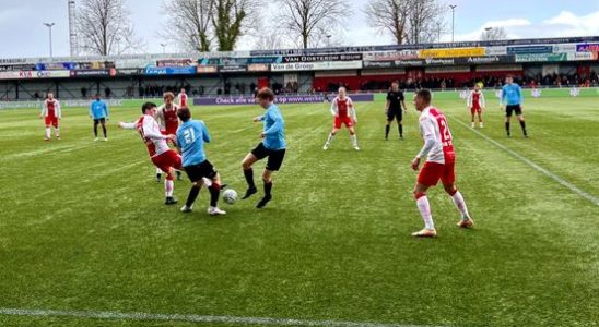Spakenburg takes a step towards the title with a late
