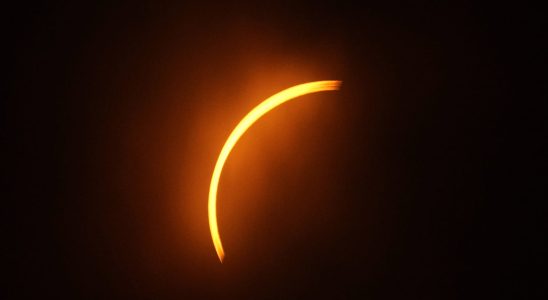 The solar eclipse live the first impressive images have fallen
