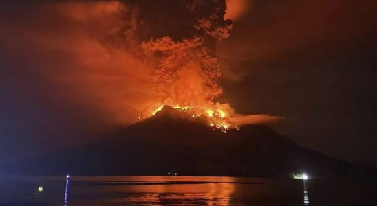 Violent eruption and tsunami in Indonesia how to survive when