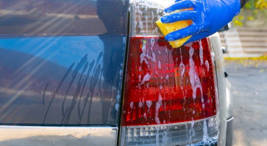 Why all French people who wash their cars in front