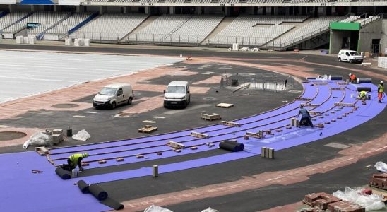 at D 100 how the Stade de France is adorned with