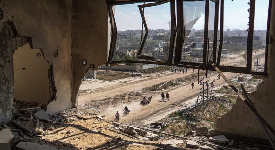 in Khan Younes the inhabitants find their city devastated by