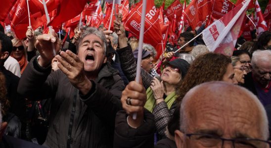 socialist activists mobilized to convince Pedro Sanchez not to resign