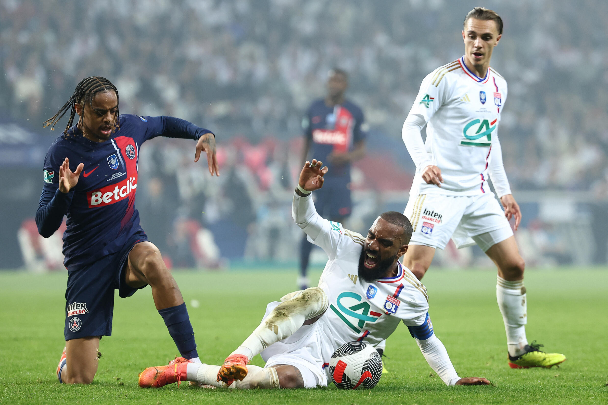 Barcola against his former Lyon teammates Lacazette and Caqueret, during the victorious final in the Coupe de France in Lille, on May 25.