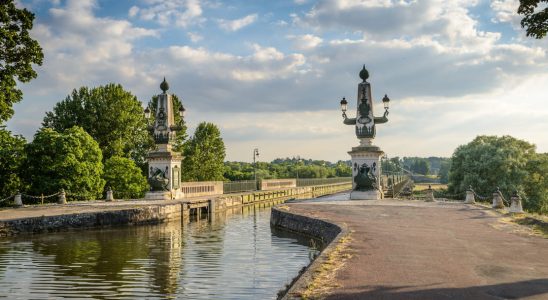 Cruise on the Loire Canal