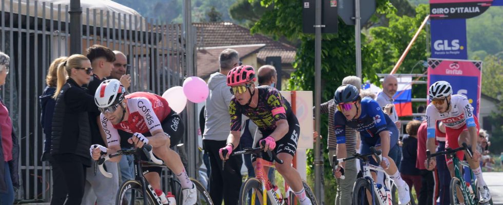 DIRECT Giro 2024 a mini Strade Bianche for this 6th