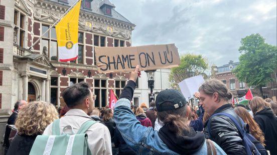 Hundreds of demonstrators on Domplein protest organized by university employees