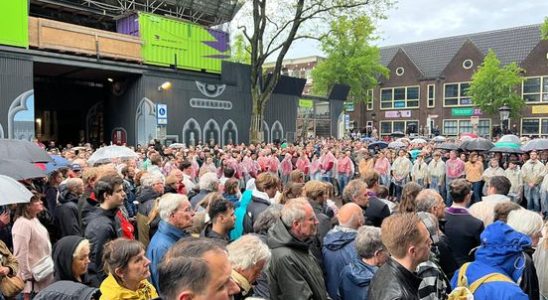 Hundreds of people commemorate on Domplein War leaves deep scars