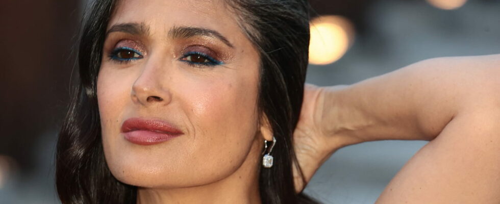 Salma Hayek perfectly combines youthful hairstyle and dazzling makeup to