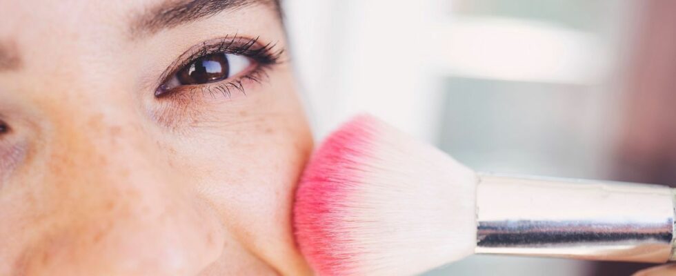 Sunset blush the makeup trend that already smells like summer