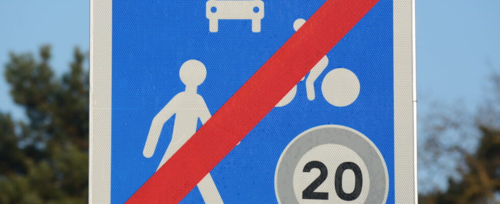 This sign is too little known motorists and cyclists risk