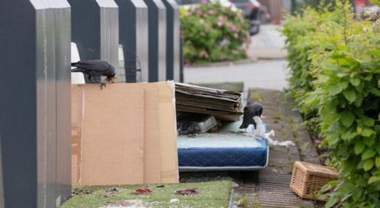 Utrecht residents often throw garbage next to an underground container