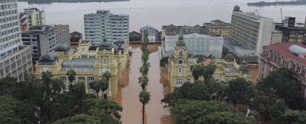 race against time to rescue flood victims in the south