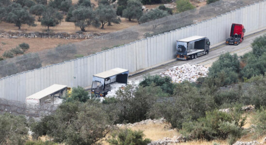 settlers attack trucks suspected of carrying aid to Gaza