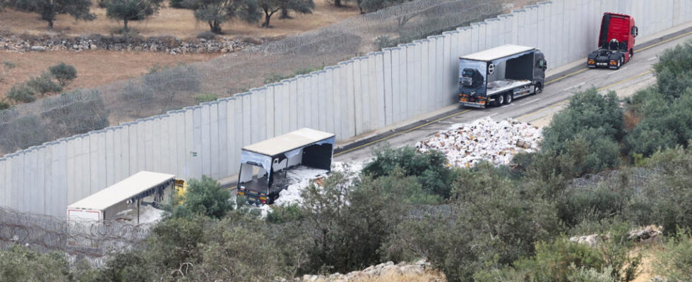 settlers attack trucks suspected of carrying aid to Gaza