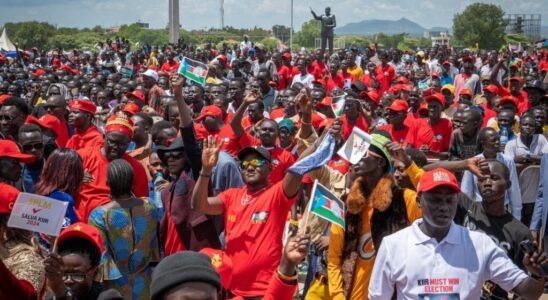 thousands of people take part in a meeting in support