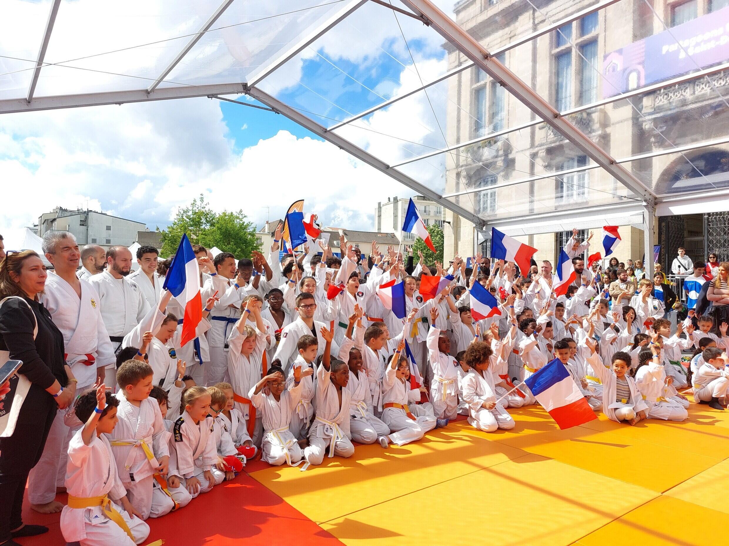 There were 200 apprentice judokas from Seine-Saint-Denis who came to meet their idol.