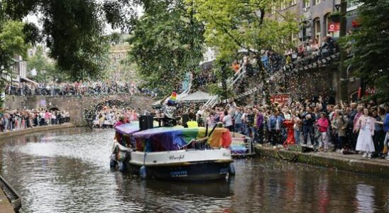 Bright colors through Utrecht canals for festive Canal Pride