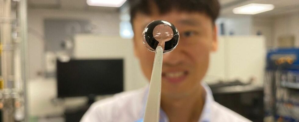 Connected contact lenses that recharge with tears