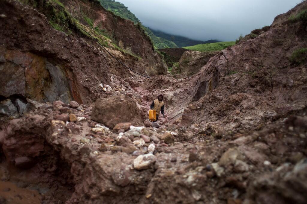 Miners in an open-cast mine in eastern DRC (illustrative image).
