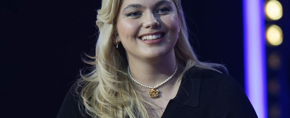 Louane revives this beauty trend from the 2000s and displays