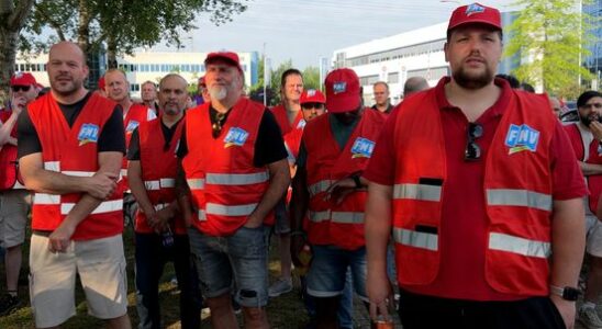 Metal and technology employees strike for a better collective labor