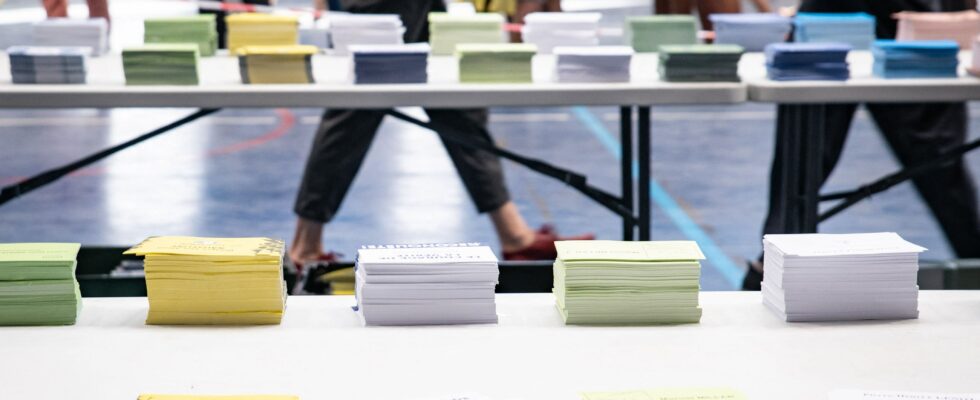Polling stations have opened follow the first round live –