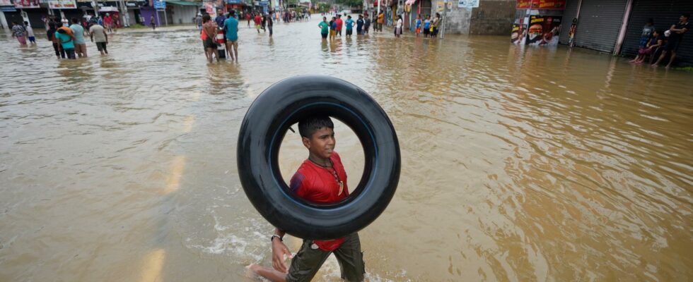 Sri Lanka closes schools after floods