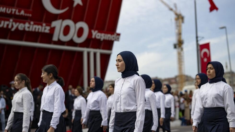 Young girls from the Imam Hatip establishment during a parade marking the 100th anniversary of the Turkish Republic in Istanbul, October 29, 2023. (Illustrative image)