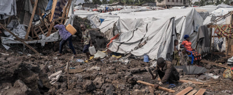Visiting displaced people in Goma Prime Minister rules out negotiating