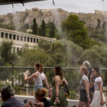 faced with the heatwave the Athens town hall opens oases