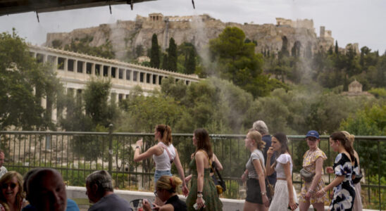 faced with the heatwave the Athens town hall opens oases