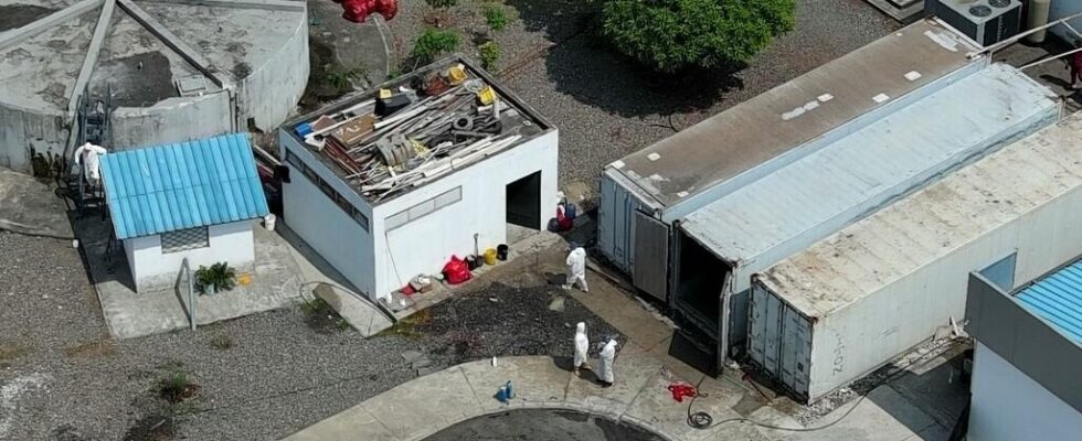 nearly 200 decomposing bodies in Guayaquil the countrys largest city