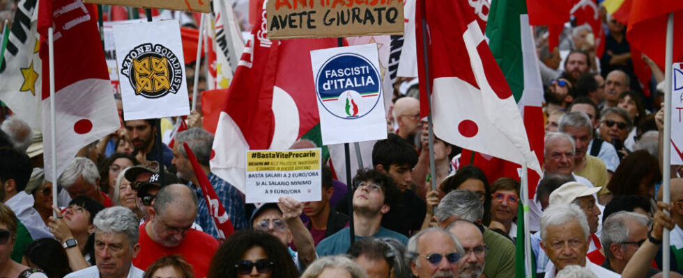 the opposition in the streets to denounce the reforms of