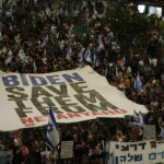 thousands of Israelis in the streets call on Benjamin Netanyahu