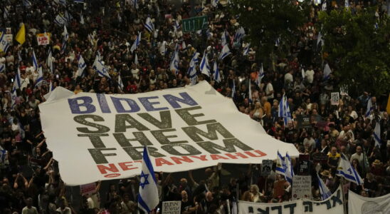 thousands of Israelis in the streets call on Benjamin Netanyahu