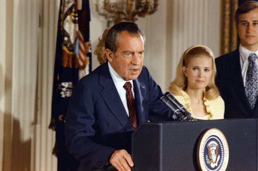 US-RICHARD NIXON-FAREWELL On August 9, 1974, the 37th President of the United States Richard Nixon says goodbye to the White House staff as his daughter Tricia Nixon Cox and son-in-law Edward Cox look on. / AFP PHOTO / WHITE HOUSE