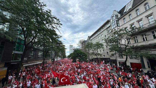 AA-20240706-35072888-35072883-TURKISH_FANS_WALK_TO_BERLIN_OLIMPIYAT_STADIUM_FOR_THE_NETHERLANDS_MATCH