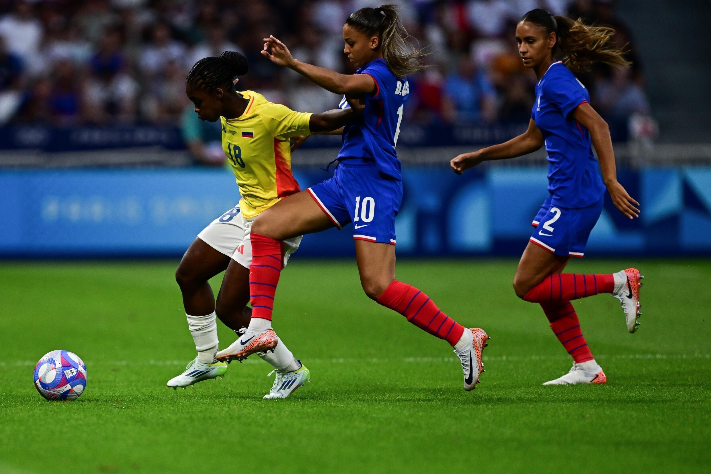 Colombian Linda Caicedo (l) ahead of French Delphine Cascarino (c) and Maëlle Lakrar (d), July 25, 2024 in Lyon
